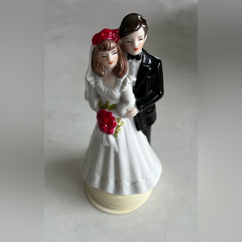 Vintage Bride and Groom Wedding Cake Topper - Picture 4 of 10